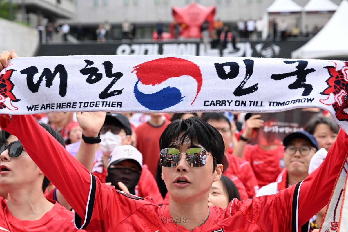 2026 북중미 월드컵 조별리그 A조 3차전 대한민국과 남아프리카공화국의 경기가 열린 25일 서울 종로구 광화문광장에서 남아공 사람들이 응원하고 있다. 2026.6.25. 도준석 전문기자