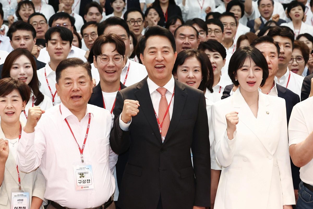 오세훈 서울시장이 26일 오후 서울 강남구 세텍 컨벤션홀에서 열린 ‘국민의힘 서울시당 지방선거 당선자 워크숍’에서 배현진 서울시당위원장 등 참석자들과 기념촬영을 하고 있다. 뉴스1