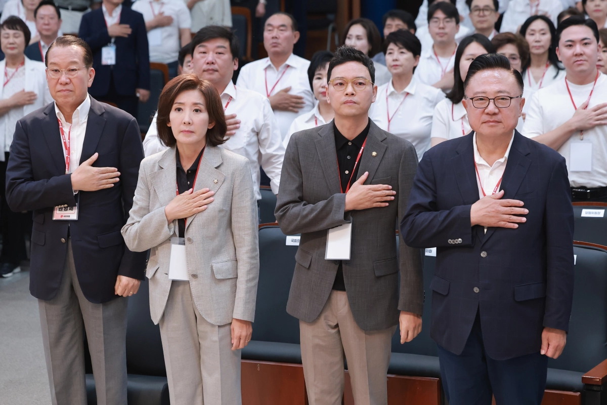 국민의힘 권영세·나경원·박정훈·고동진 의원이 26일 서울 강남구 세텍에서 열린 국민의힘 서울시당 지방선거 당선자 워크숍에 참석해 국기에 경례하고 있다. 연합뉴스