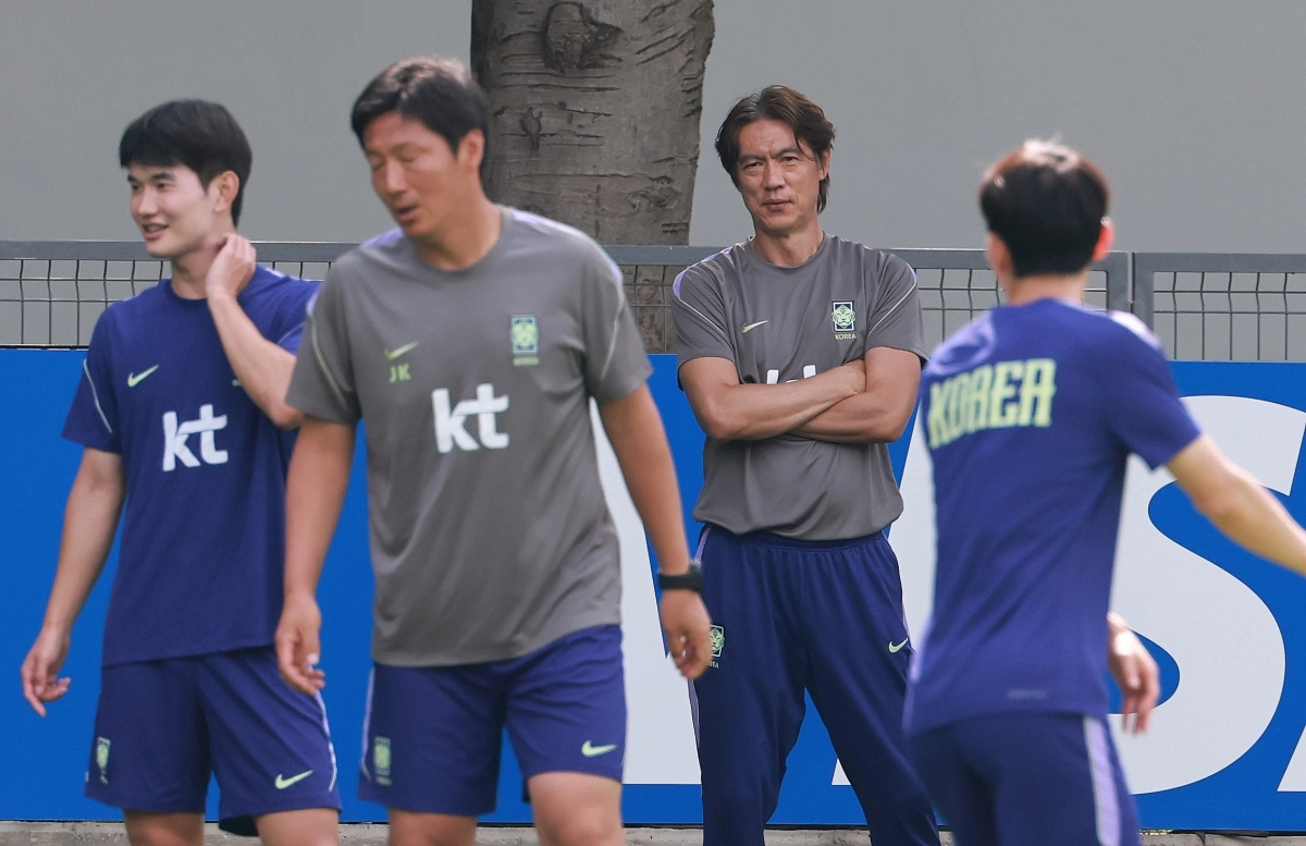 회복훈련 지켜보는 홍명보 감독