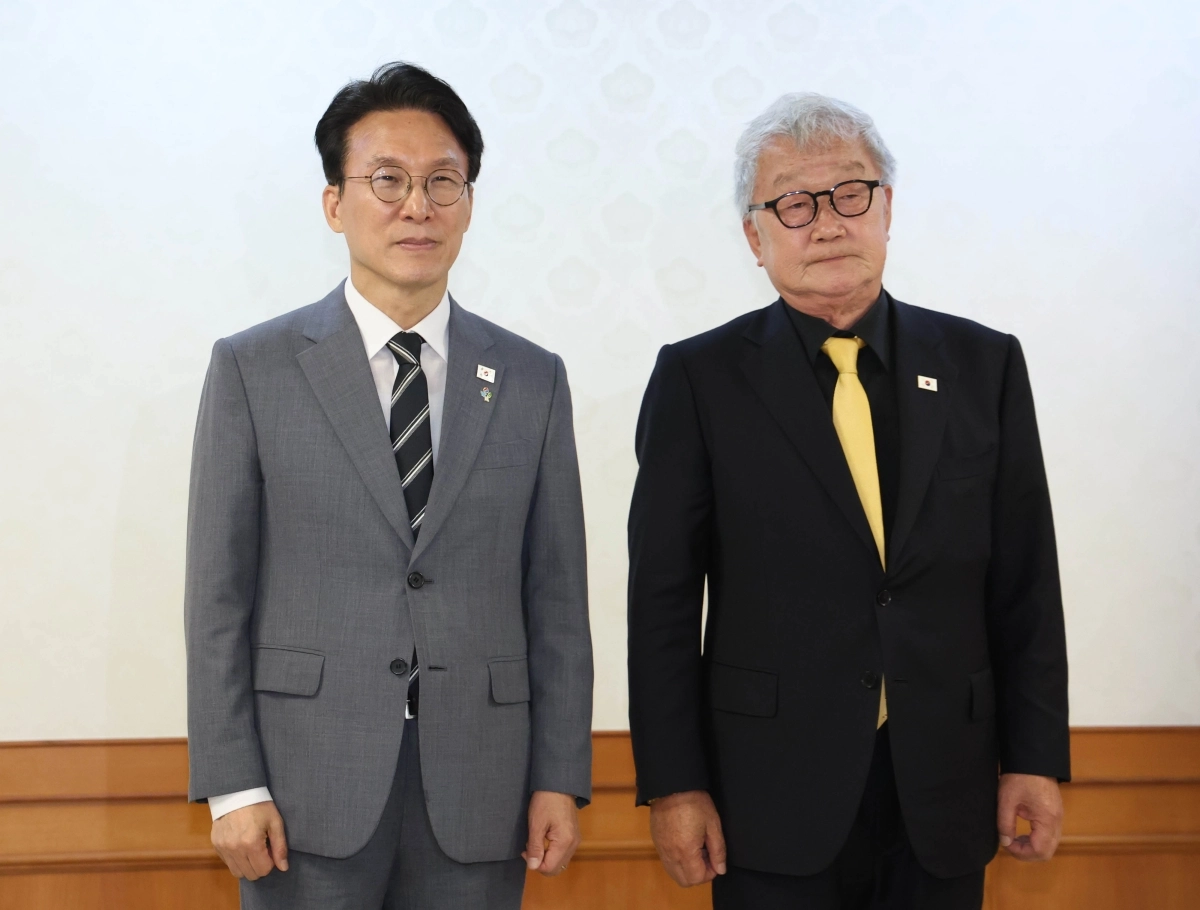 김민석 국무총리가 지난 15일 오전 서울 종로구 정부서울청사에서 명계남 황해도지사에게 임명장을 수여한 뒤 기념촬영 하고 있다. 2026.06.15. 뉴시스
