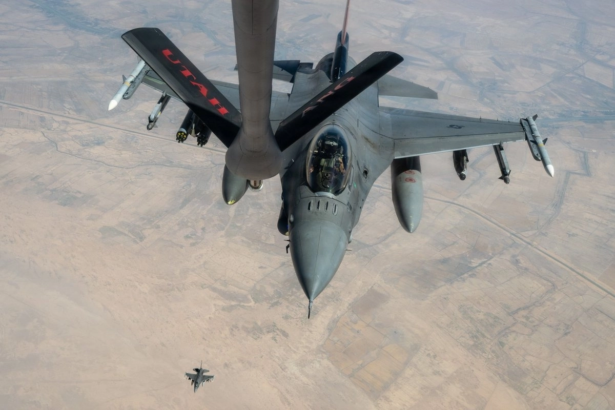 미 중부사령부(CENTCOM)는 26일(현지시간) F-16 전투기들이 중동 상공에서 초계비행을 수행하고 있다고 밝혔다. 사령부는 미군이 중동 전역에서 전력을 유지한 채 경계태세를 이어가고 있다고 설명했다. 2026.6.26 미 중부사령부 엑스
