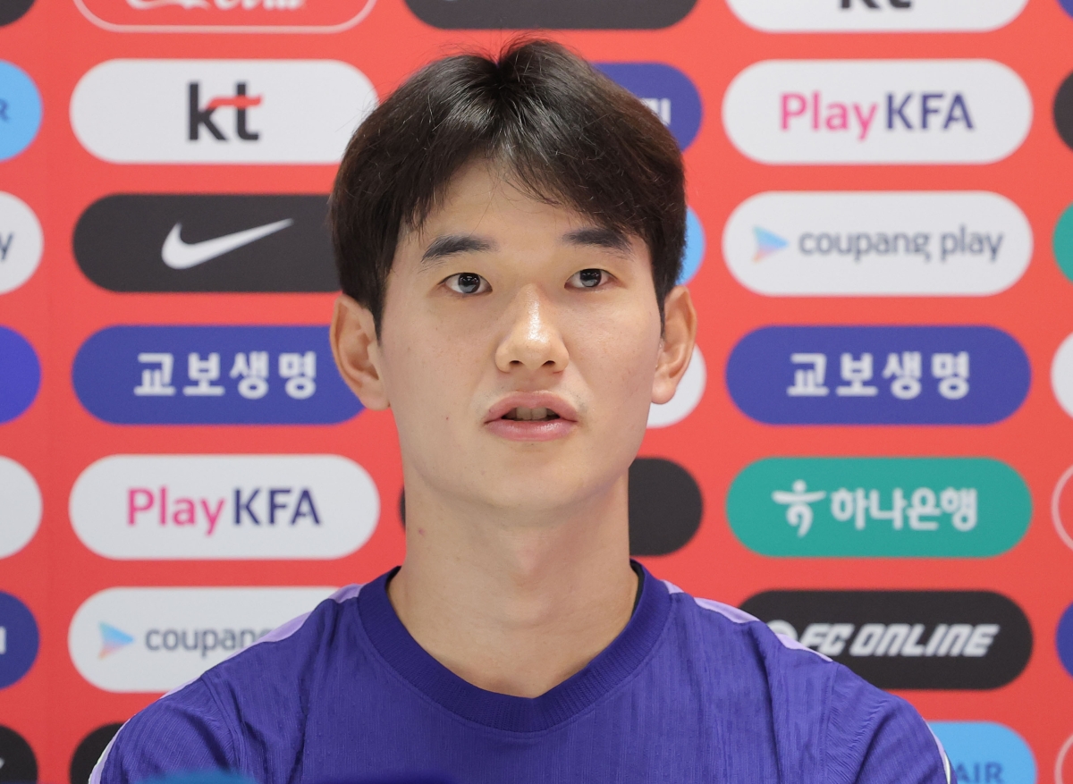 취재진 질문 답하는 김진규