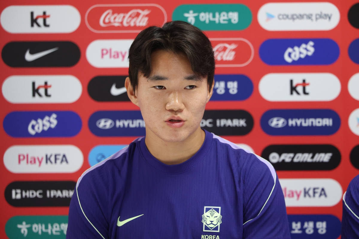 기자회견하는 양현준