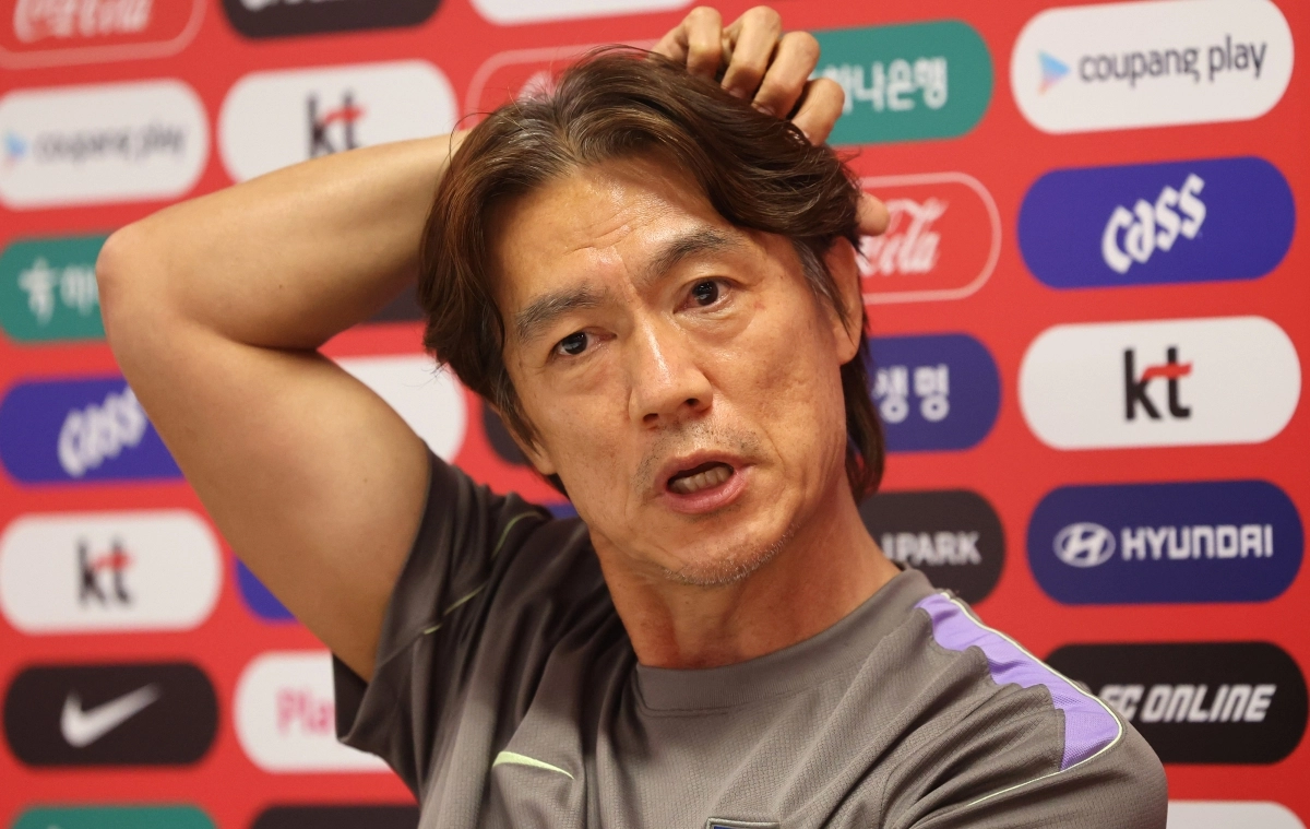 질문에 답하는 홍명보 감독