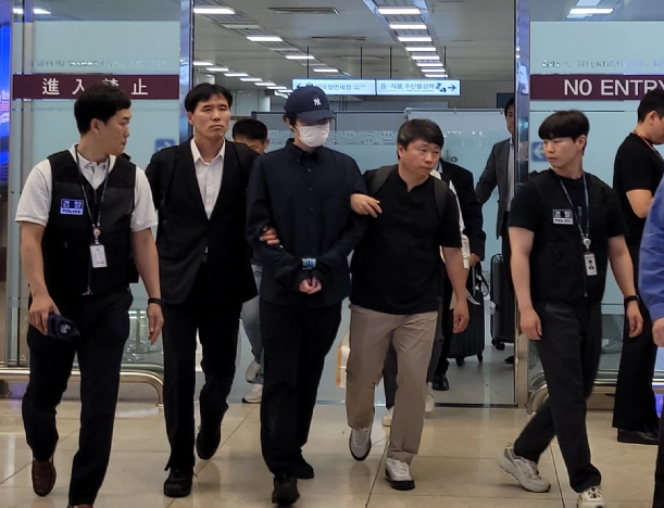 김포공항을 통해 지난 11일 국내로 송환된 마나토끼 핵심 운영자. 경북경찰청 제공