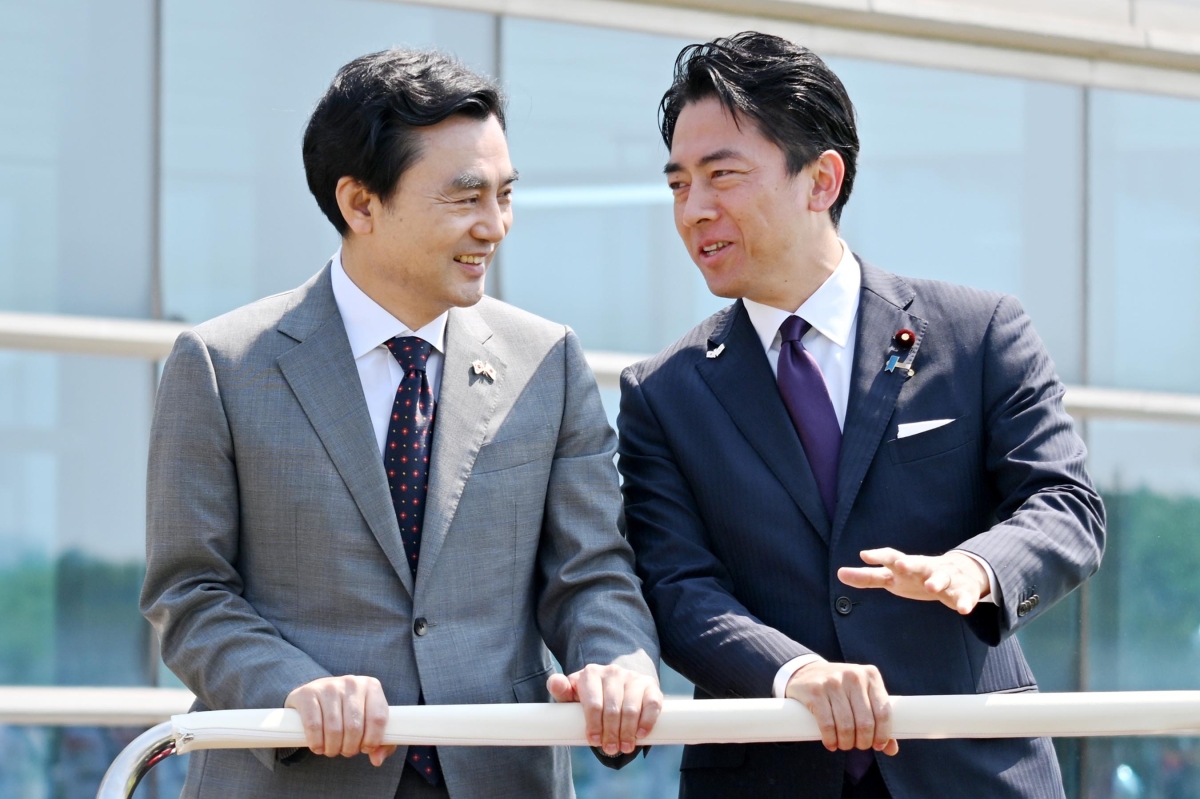 안규백(왼쪽) 국방부 장관과 고이즈미 신지로 일본 방위상이 28일 서울 용산구 국방부 연병장에서 의장대 사열을 하며 대화하고 있다. 2026.6.28. 사진공동취재단