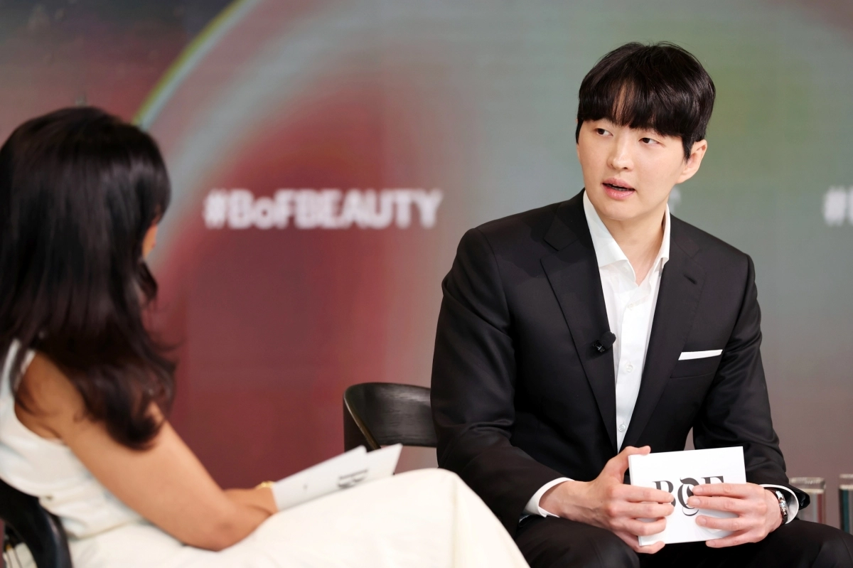 김병훈 에이피알 대표가 지난 24일(현지시간) 미국에서 열린 ‘비즈니스 오브 뷰티’ 포럼에서 K뷰티의 특성에 대한 의견을 밝히고 있다. 에이피알 제공