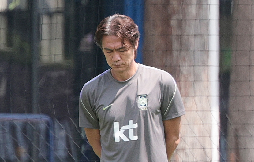 홍명보 축구대표팀 감독이 28일(한국시간) 멕시코 할리스코주 과달라하라 인근 사포판 치바스 바예 베르데 훈련장에 마련된 베이스캠프에서 생각에 잠겨 있다. 2026.6.28 사포판 뉴스1