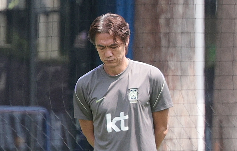 홍명보 축구대표팀 감독이 28일(한국시간) 멕시코 할리스코주 과달라하라 인근 사포판 치바스 바예 베르데 훈련장에 마련된 베이스캠프에서 생각에 잠겨 있다. 2026.6.28 사포판 뉴스1