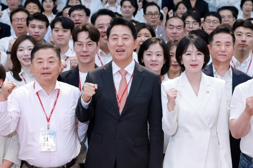 오세훈(앞줄 가운데) 서울시장이 지난 26일 서울 강남구 세텍에서 열린 국민의힘 서울시당 지방선거 당선자 워크숍에 참석해 기념 촬영하고 있다. 오른쪽은 배현진 의원. 연합뉴스