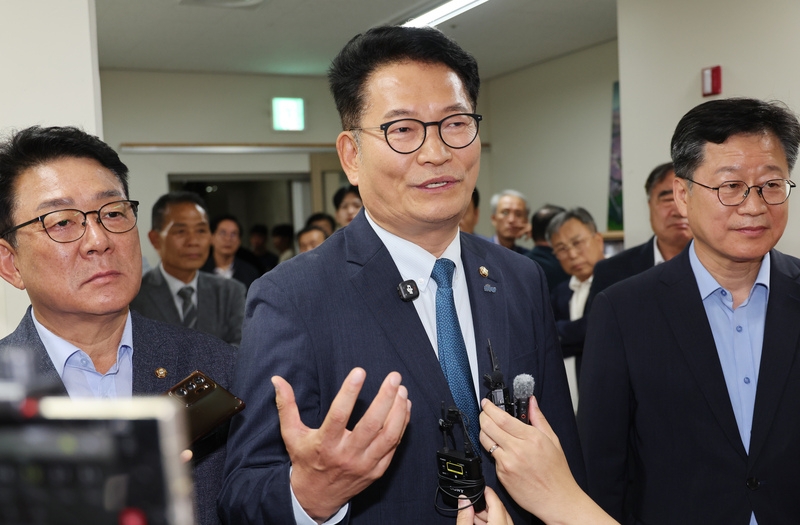 더불어민주당 송영길(가운데) 의원이 28일 전북 전주 코오롱스카이타워에서 열린 ‘전북 민주당 평당원과의 타운홀 미팅’에 앞서 취재진 질문에 답하고 있다. 연합뉴스 제공