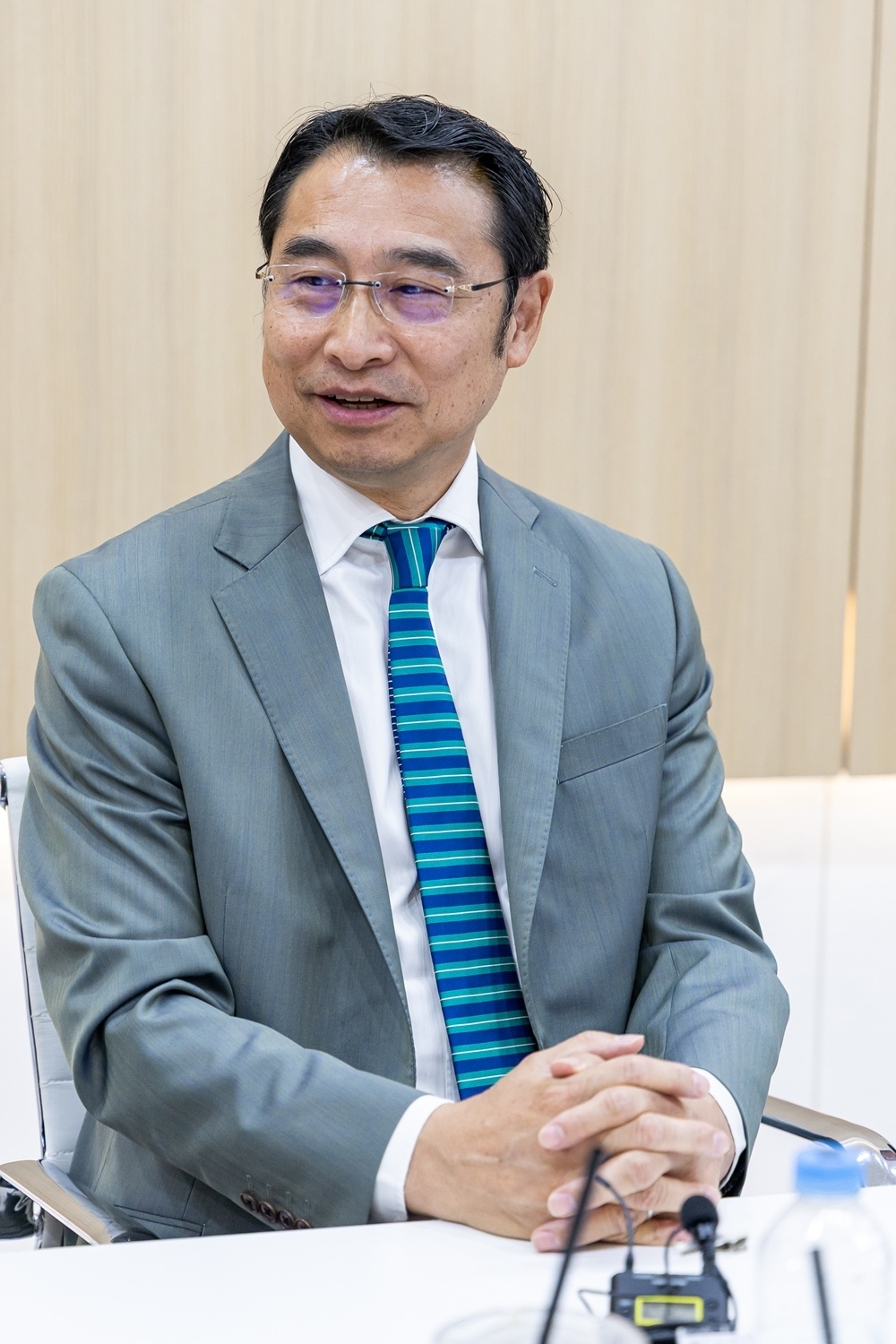 류쉐량 BYD그룹 부총재가 지난 26일 부산 해운대구 벡스코에서 열린 ‘2026 부산모빌리티쇼’의 BYD 부스 회의실에서 기자들의 질문에 답변하고 있다. BYD코리아 제공