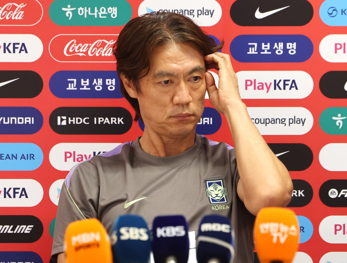 기자 질문 듣는 홍명보 감독