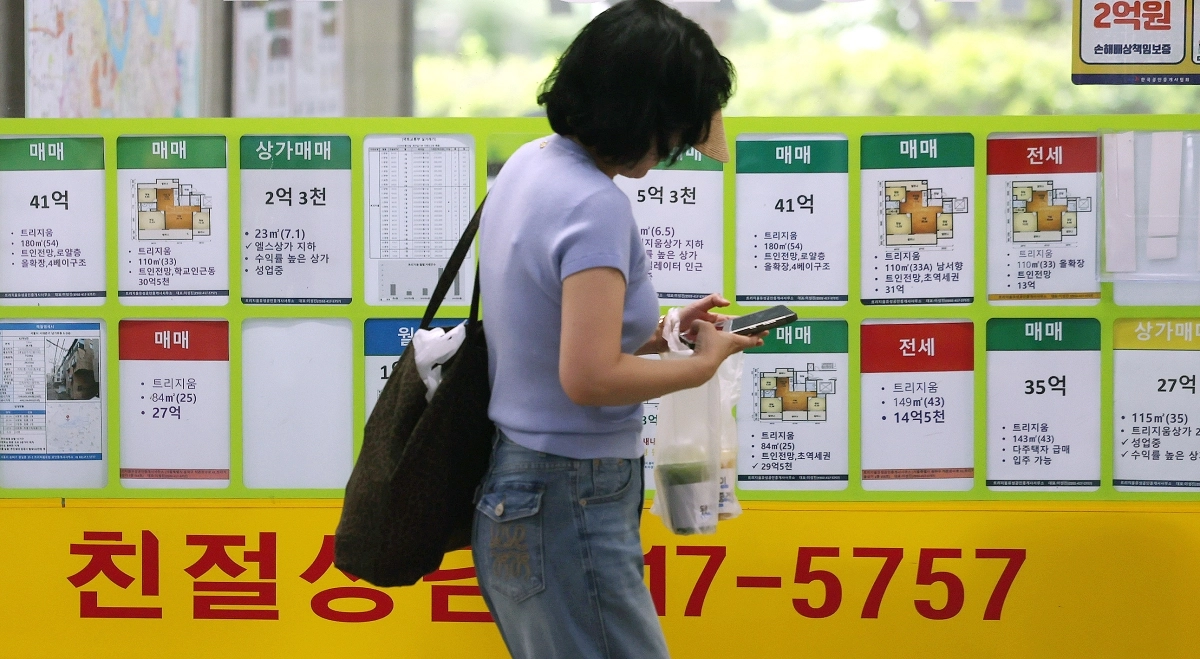 [서울=뉴시스] 조성우 기자 = 서울 아파트 매매가격과 전셋값이 나란히 상승세를 보인 25일 서울 송파구의 한 공인중개사무소에 아파트 매물 안내문이 붙어 있다.  <저작권자ⓒ 공감언론 뉴시스통신사. 무단전재-재배포 금지.>
