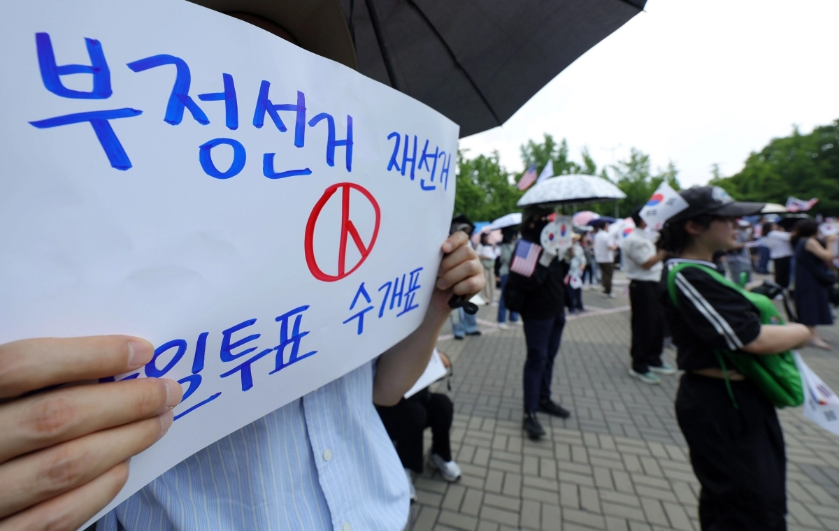 28일 오후 서울 송파구 올림픽공원 핸드볼경기장 앞에서 참가자들이 태극기와 성조기를 흔들며 “부정선거, 재선거, 당일투표, 수개표”를 외치고 있다. 뉴시스