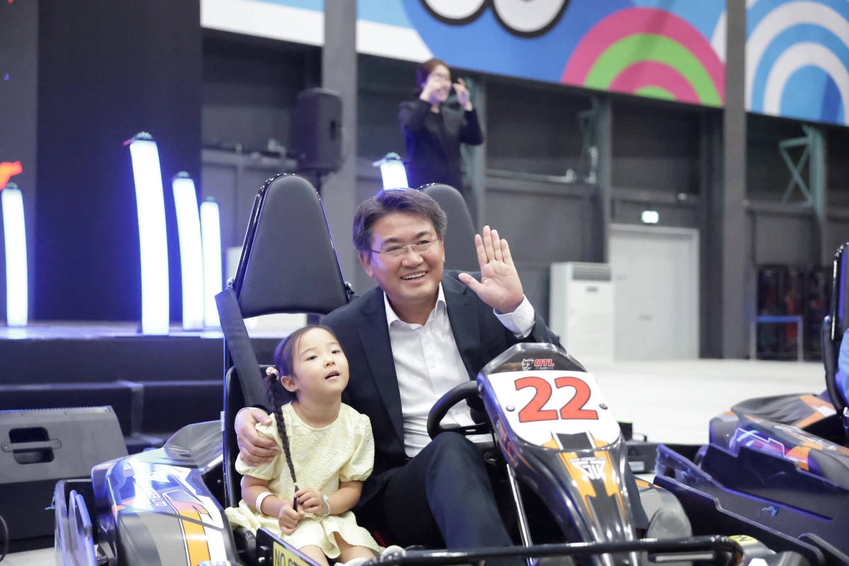오승록(오른쪽) 서울 노원구청장이 지난 27일 노원구 하계동 노원구립 어드벤처 테마파크 ‘점프’ 개관식에서 어린이와 함께 경주 자동차에 타고 기념사진을 찍고 있다.  노원구 제공
