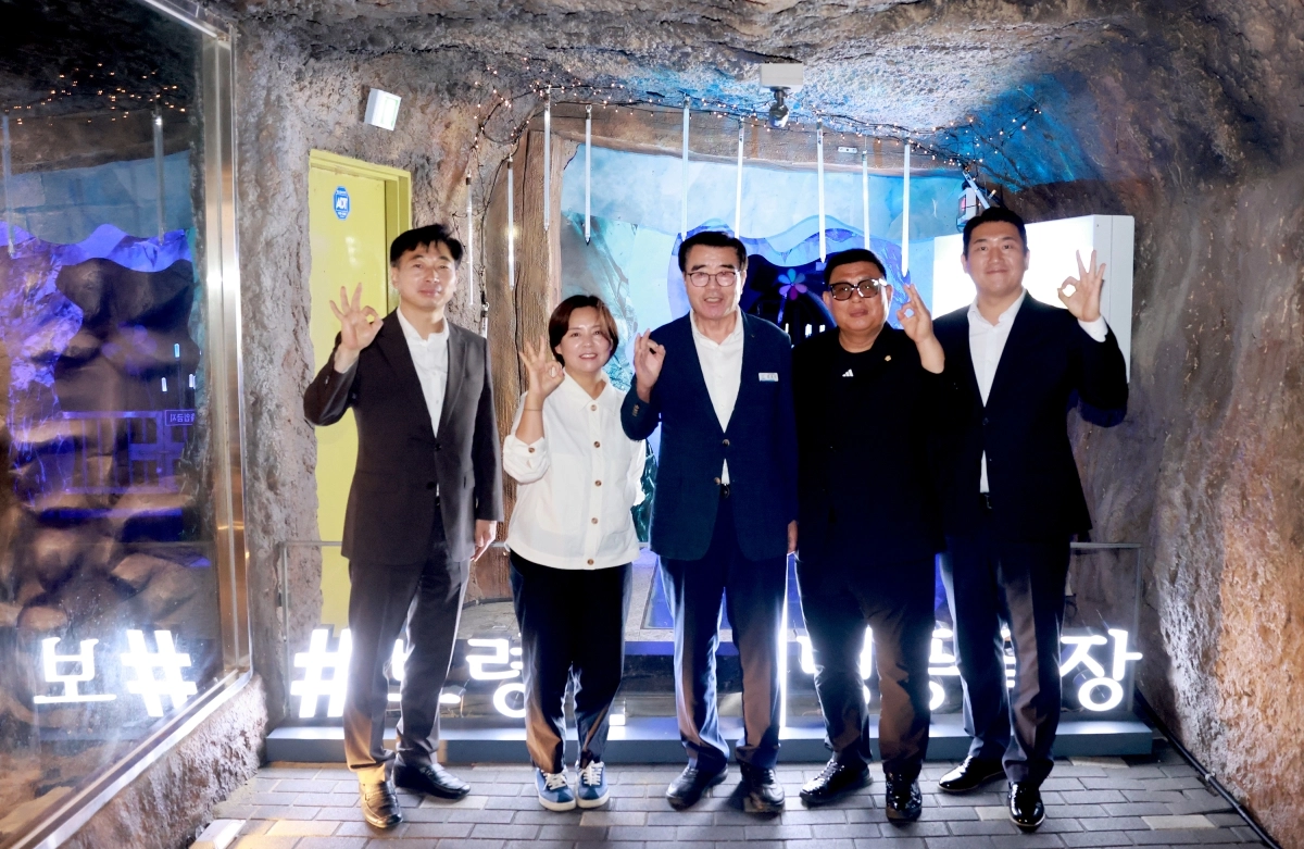 김동일 보령시장이 냉풍욕장에서 직원들과 함께 개장식을 축하하고 있다. 시 제공