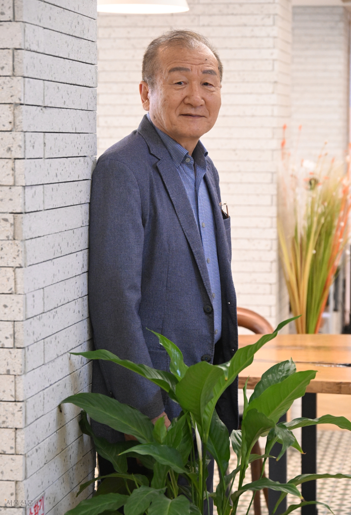 이종철 강남보건소장이 지난 23일 인터뷰에 앞서 서울 강남구보건소 로비에서 포즈를 취하고 있다. 그는 “병원이 아닌 살던 곳에서 생을 마감할 수 있으려면 지역사회 의료돌봄 체계가 확립돼야 한다”면서 “강남에서 공공의료의 새 모델을 만들어 다른 지역으로 전파하는 게 마지막 소명”이라고 강조했다. 안주영 전문기자