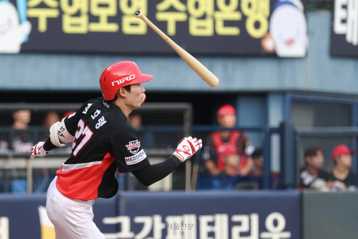 KIA 타이거즈 김호령이 28일 서울 잠실구장에서 열린 두산 베어스전에서 6회초 싹쓸이 3타점 2루타를 날리고 있다. 2026.6.28 KIA 타이거즈 제공