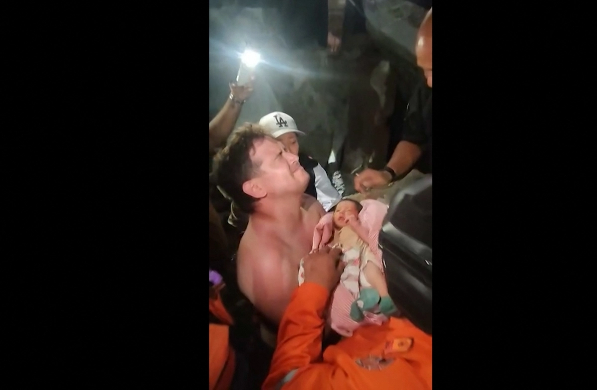 26일(현지시간) 소셜미디어에 공개된 영상에 연쇄 지진으로 무너진 베네수엘라 라과이라의 한 건물 잔해에서 신생아가 구조되는 모습이 담겼다.  라과이라 AFP 연합뉴스