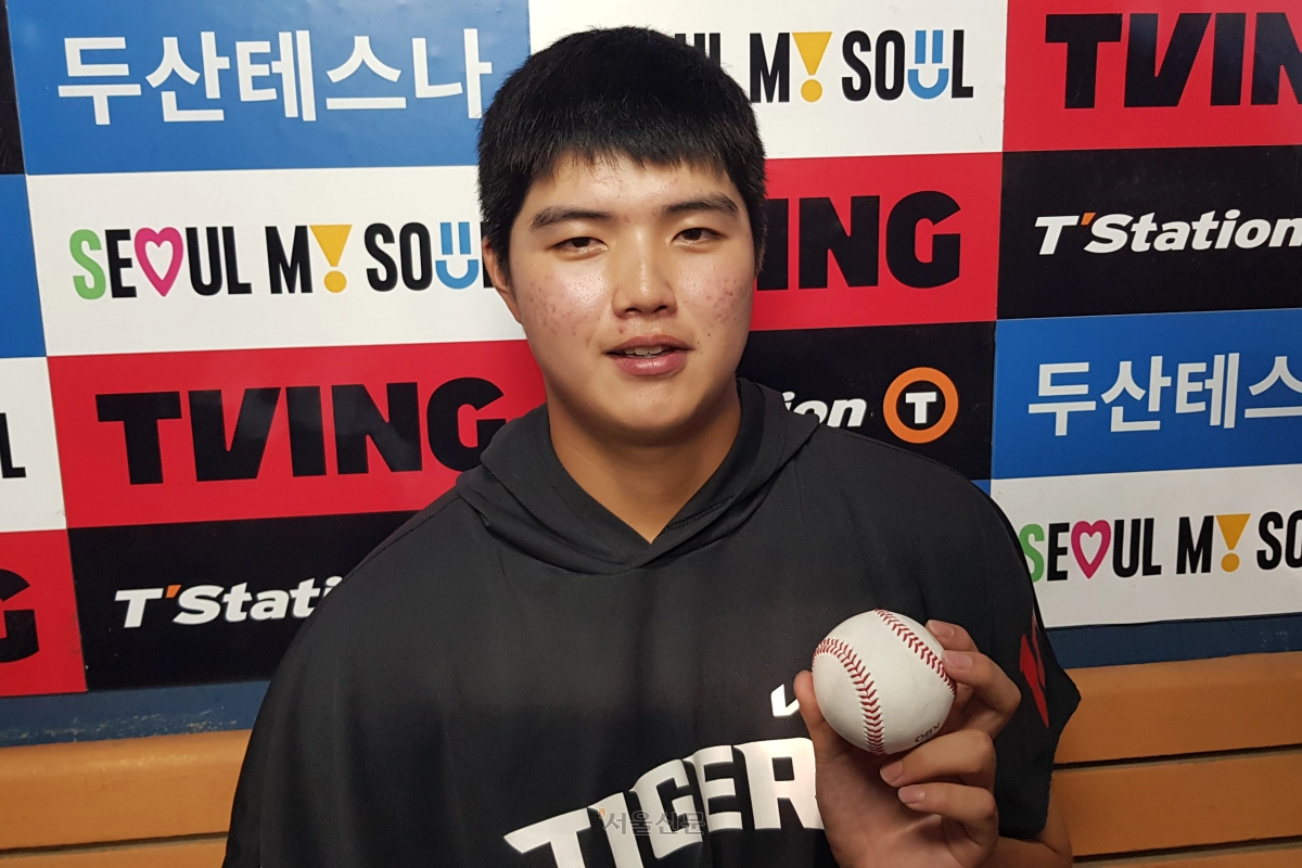 KIA 타이거즈 선발 김태형이 28일 서울 잠실구장에서 열린 두산 베어스와 KIA의 경기에서 통산 2승째 기념구를 들어 보이고 있다. 첫 승을 거뒀을 당시의 공은 챙기는 것을 깜빡해 못 찾은 탓에 이날 2승 기념구로 첫 승 기념구를 대신했다. 2026.6.28 류재민 기자