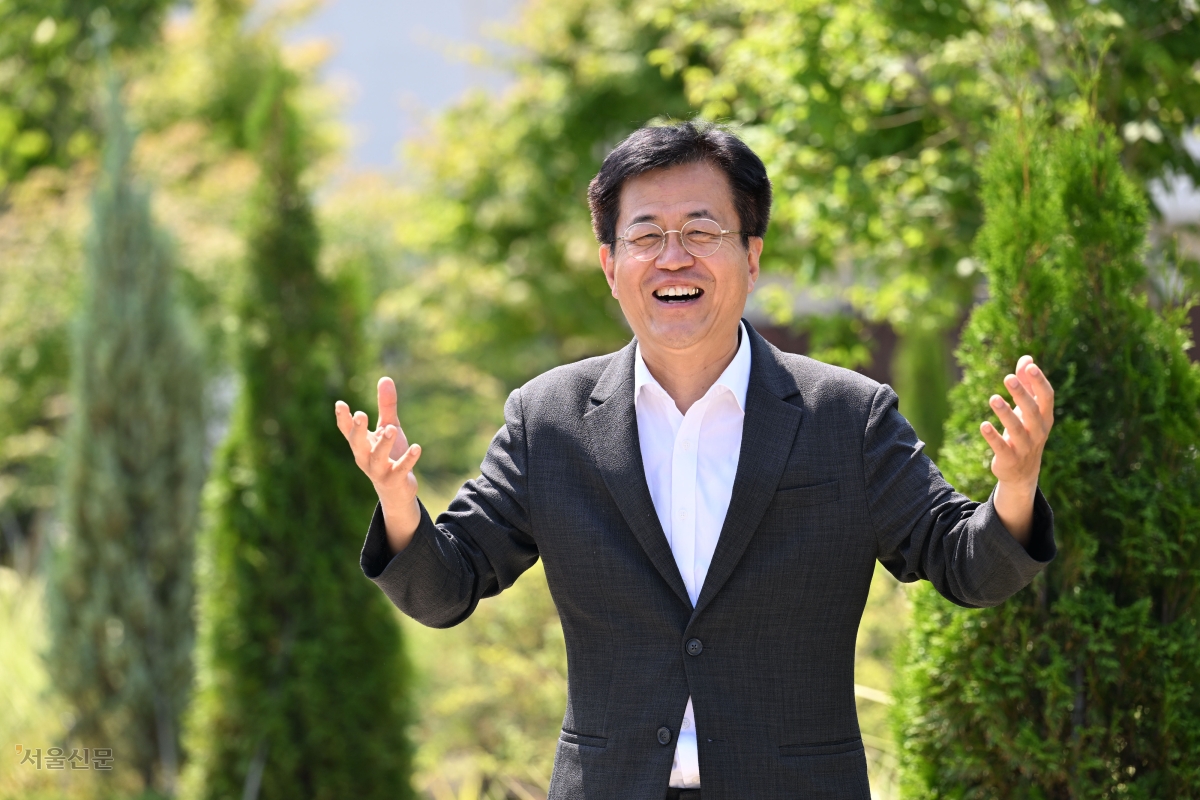 조유진 서울 영등포구청장 당선인이 지난 26일 구청 별관에서 진행한 서울신문과의 인터뷰에서 민선 9기 구정 철학을 말하며 활짝 웃고 있다. 그는 “영등포가 강남, 서초보다 우위에 서는 시대가 머지않아 올 것”이라는 포부를 밝혔다. 도준석 전문기자