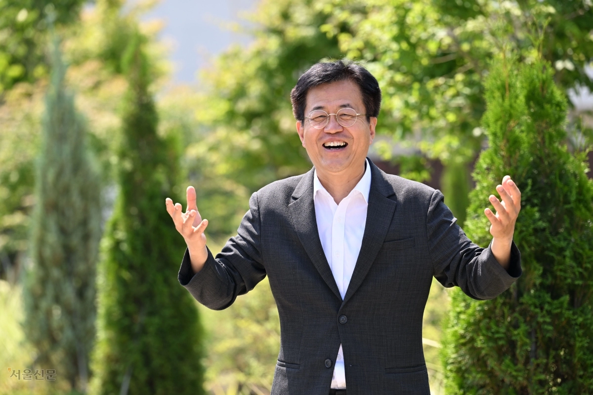 조유진 서울 영등포구청장 당선인이 지난 26일 구청 별관에서 진행한 서울신문과의 인터뷰에서 민선 9기 구정 철학을 말하며 활짝 웃고 있다. 그는 “영등포가 강남, 서초보다 우위에 서는 시대가 머지않아 올 것”이라는 포부를 밝혔다. 도준석 전문기자