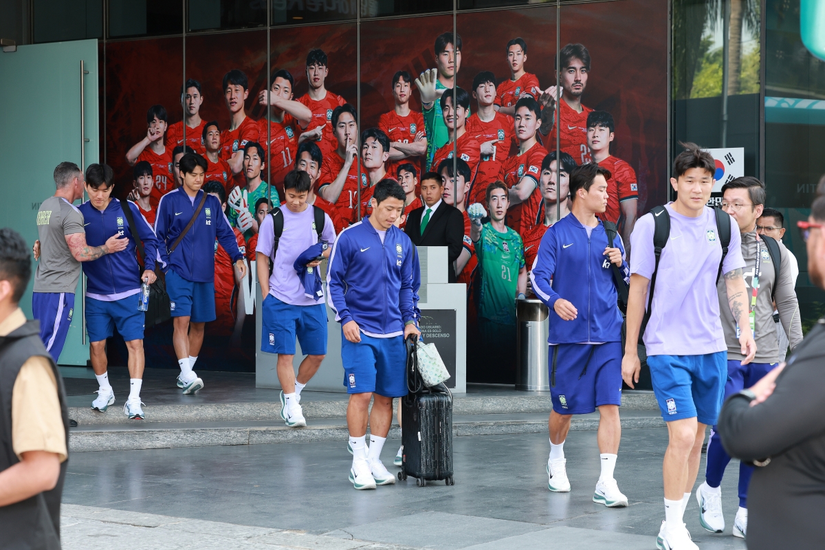 대한민국 축구국가대표팀 김민재, 오현규, 황희찬, 백승호, 설영우, 황인범이 28일(현지시간) 멕시코 할리스코 과달라하라에 위치한 대표팀 숙소를 나서고 있다. 홍명보 감독이 이끄는 한국 축구대표팀은 2026 국제축구연맹(FIFA) 북중미 월드컵을 최종 순위 34위로 마무리했다. 2026.6.29 뉴스1