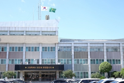 고양시청사 전경. 입구 우측 2층에 있는 시장실 집무실이 바로 아래 1층으로 내려올 예정이다.[고양시 제공]