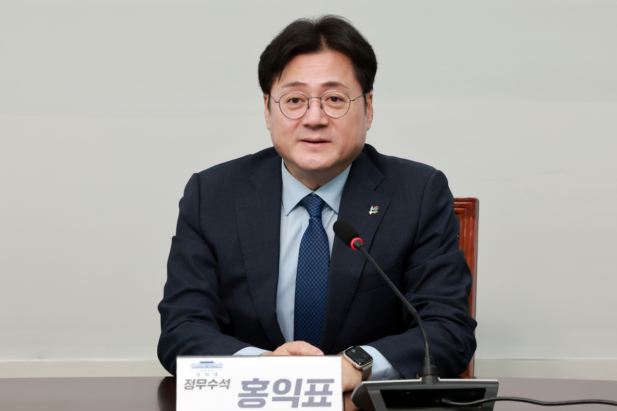 홍익표 청와대 정무수석이 22일 조국혁신당 김준형 원내대표 취임 축하 인사차 국회를 방문해 인사말하고 있다. 2026.6.22 연합뉴스