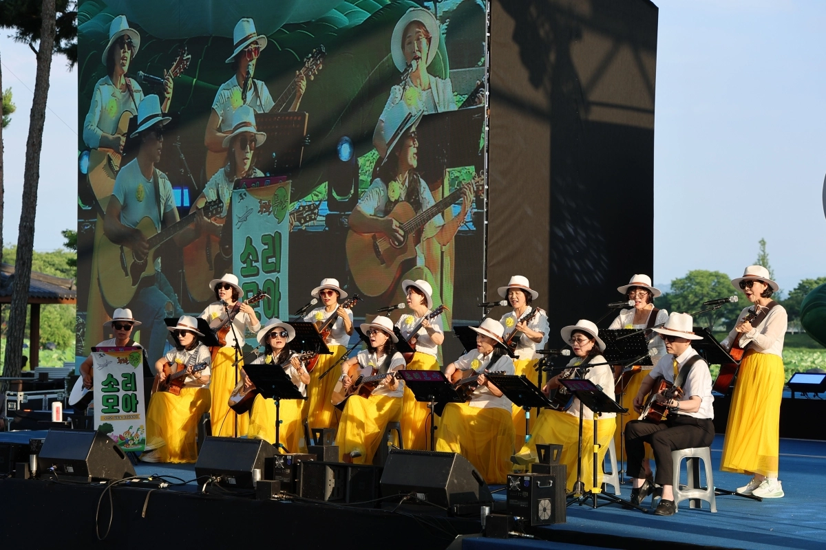 ‘제29회 무안연꽃축제’ 행사 기간 주무대에서 무안 주민들이 참여한 연주회가 열리고 있다. (무안군 제공)