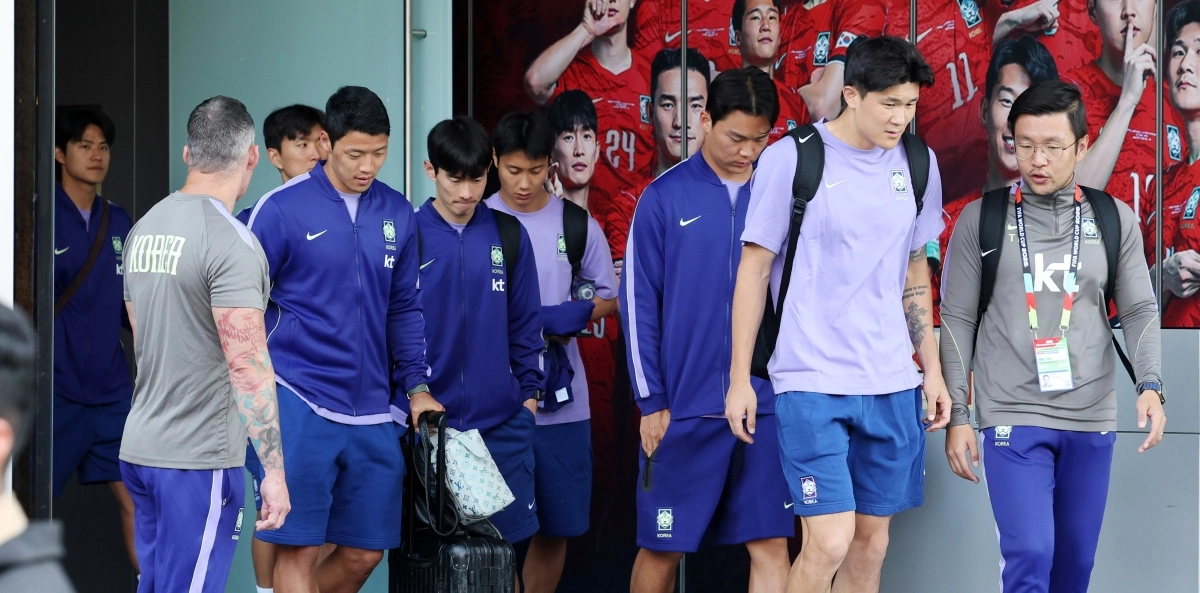 숙소 나서는 축구대표팀 ‘침통한 분위기’