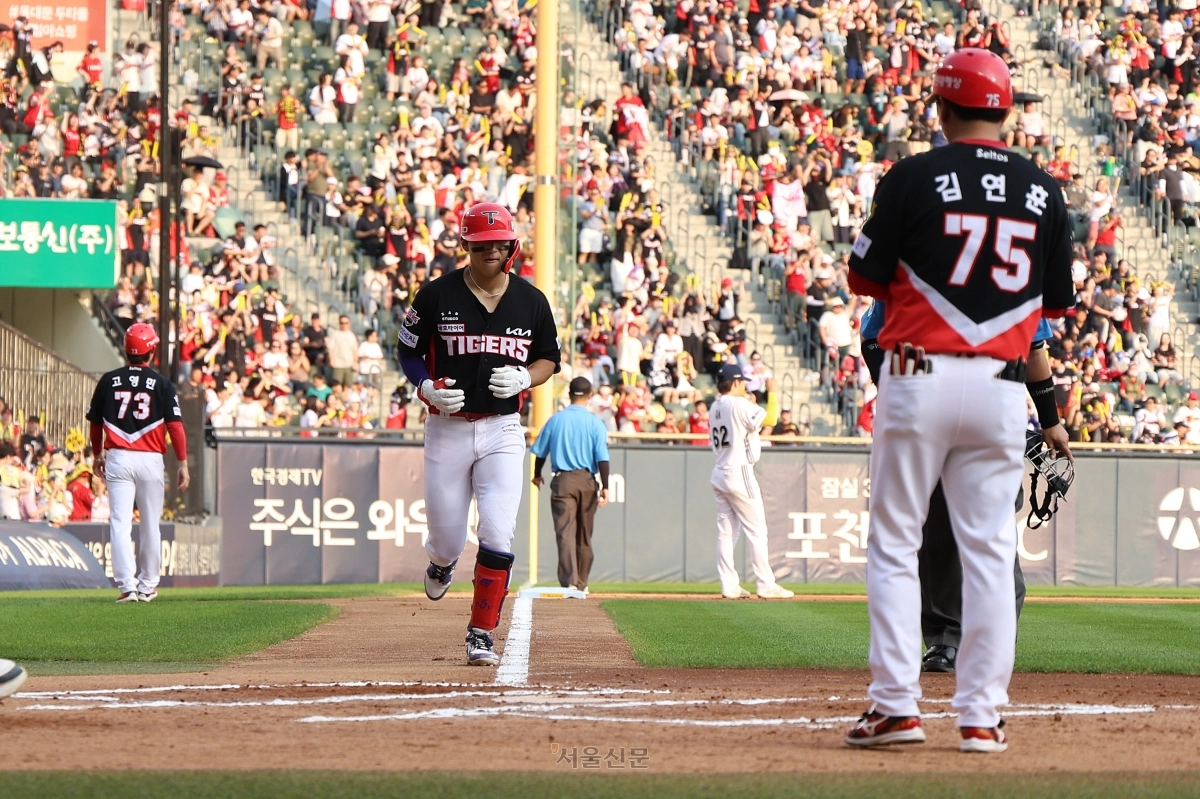 KIA 타이거즈 김도영이 28일 서울 잠실구장에서 열린 KIA와 두산 베어스의 경기에서 6회초 홈런을 날린 뒤 홈으로 들어오고 있다. 2026.6.28 KIA 타이거즈 제공