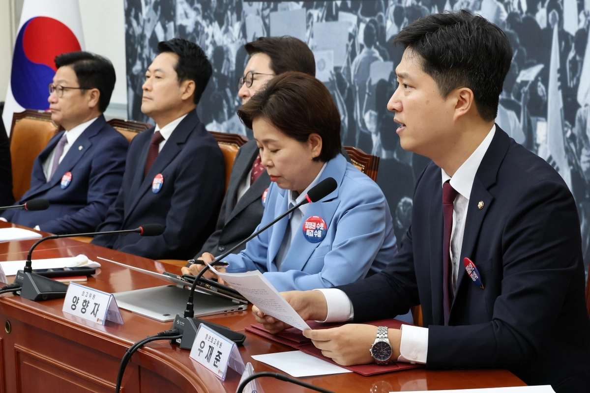 우재준 국민의힘 청년최고위원이 29일 국회에서 열린 최고위원회의에서 발언하고 있다. 오른쪽 부터 우 청년최고위원, 양향자·신동욱 최고위원, 장동혁 대표, 정점식 원내대표. 연합뉴스