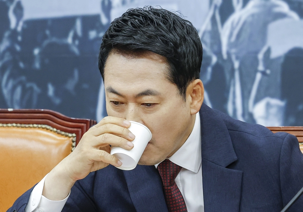 장동혁 국민의힘 대표가 29일 서울 여의도 국회에서 열린 최고위원회의에서 물을 마시고 있다. 뉴시스