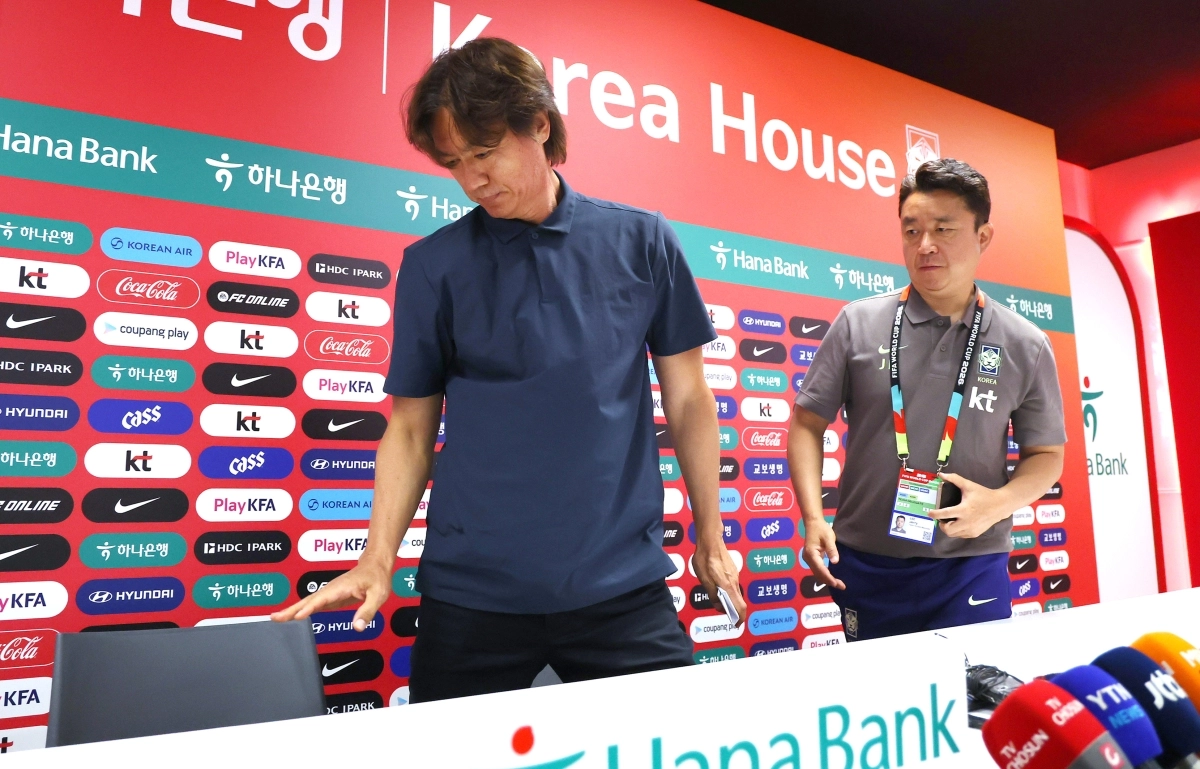 퇴장하는 홍명보