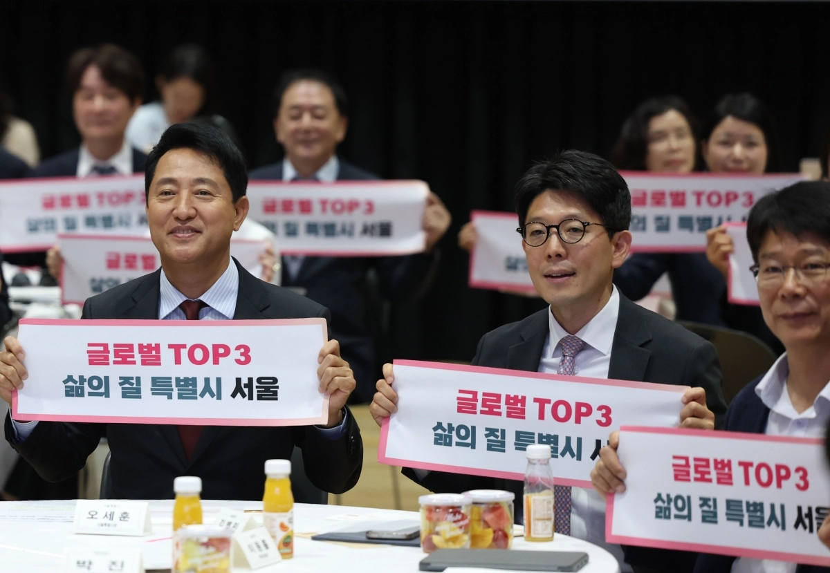 오세훈(왼쪽 첫 번째) 서울시장과 김병민(가운데) G3 서울 기획위원회 공동위원장이 29일 시청에서 열린 G3 서울 기획위원회 발대식에서 ‘글로벌 탑3 삶의 질 특별시 서울’이라고 적힌 타올을 펼쳐 드는 퍼포먼스를 하고 있다. 연합뉴스
