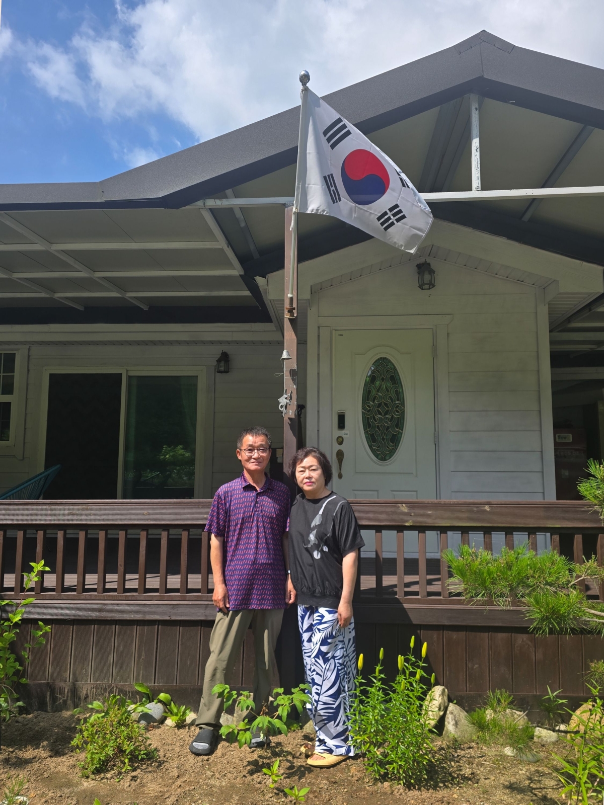 365일 태극기를 게양하는 박상욱(63)씨와 그의 아내. 단양군 제공.