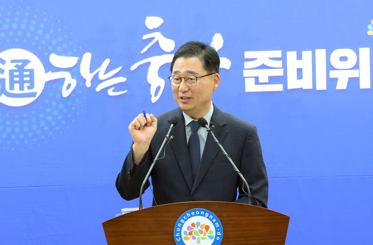 김선태 박수현 당선인 도지사직 인수위원회 대변인이 29일 충남도청에서 기자회견을 하고 있다. 인수위 제공