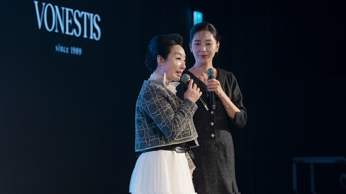 본에스티스 한도숙 박사와 전속모델인 배우 송윤아 [사진제공=본에스티스]