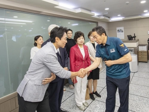김경대 서울 용산구청장 당선인이 지난 26일 통합관제센터 근무자와 인사하고 있다.  용산구 제공