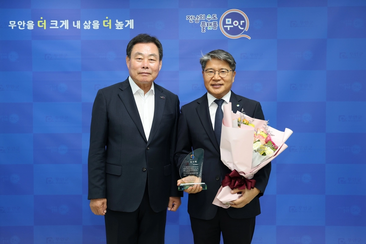 김산 무안군수와 장충모(오른쪽) 전남개발공사 사장.