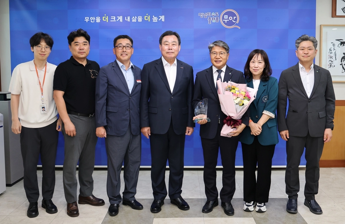 김산 무안군수와 장충모 전남개발공사 사장 등 관계자들이 기념사진을 찍고 있다.