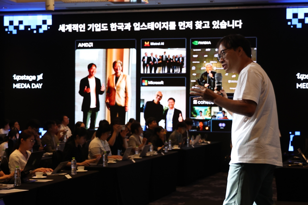 김성훈 업스테이지 대표가 16일 서울 여의도 콘래드 호텔에서 열린 업스테이지 미디어데이에서 발표하고 있다. 2026.6.16 연합뉴스