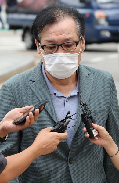 건진법사 전성배씨가 지난해 8월 21일 민중기 특별검사팀 사무실이 마련된 서울 종로구 KT 광화문빌딩 웨스트에 출석하고 있다. 연합뉴스