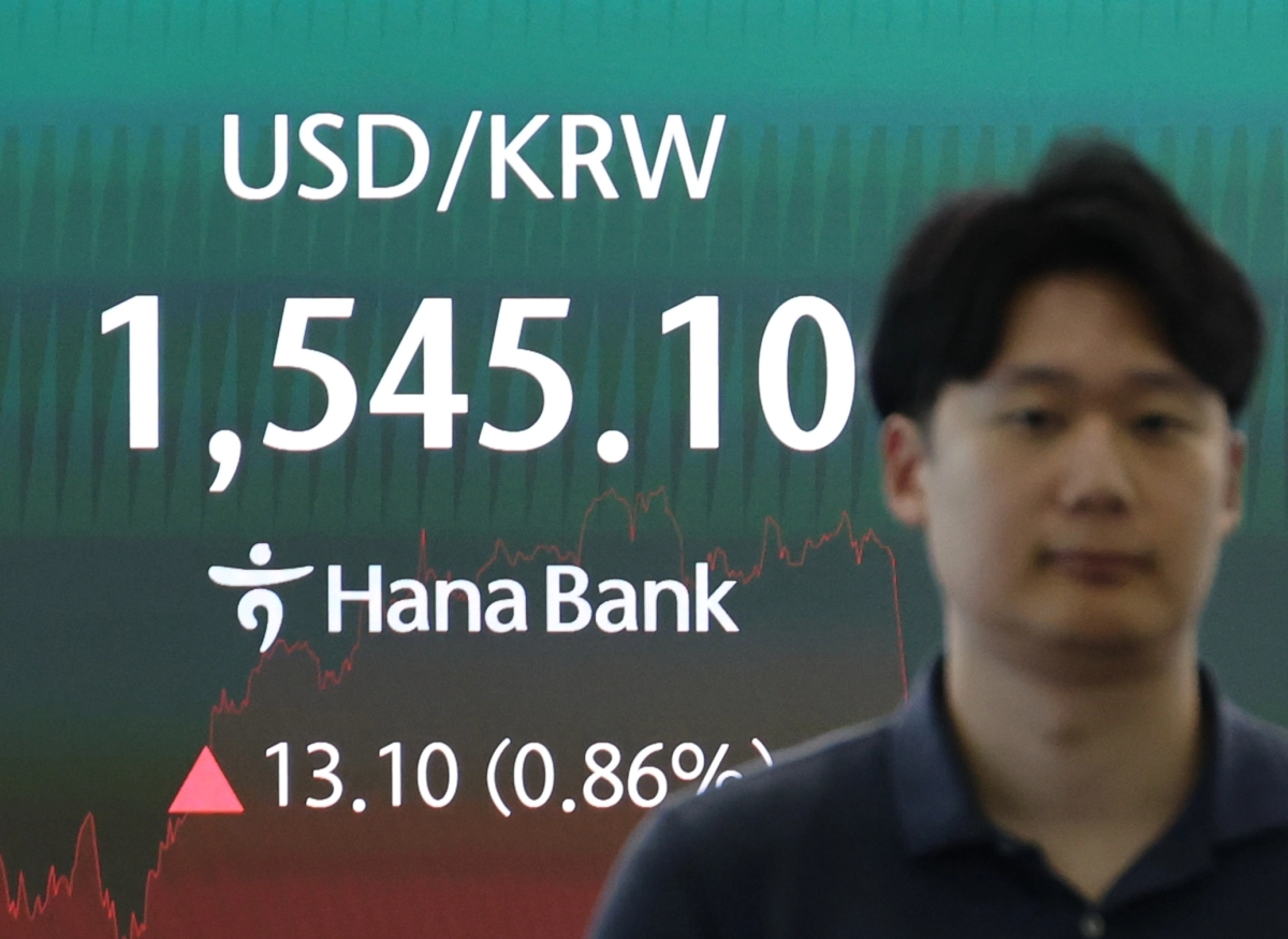 29일 서울 외환시장에서 원달러 환율은 글로벌 금융위기 후 최고 수준인 1540원대 중반에서 주간 거래를 마쳤다. 사진은 이날 서울 중구 하나은행 딜링룸 현황판에 표시되고 있는 원달러 환율. 2026.6.29 연합뉴스
