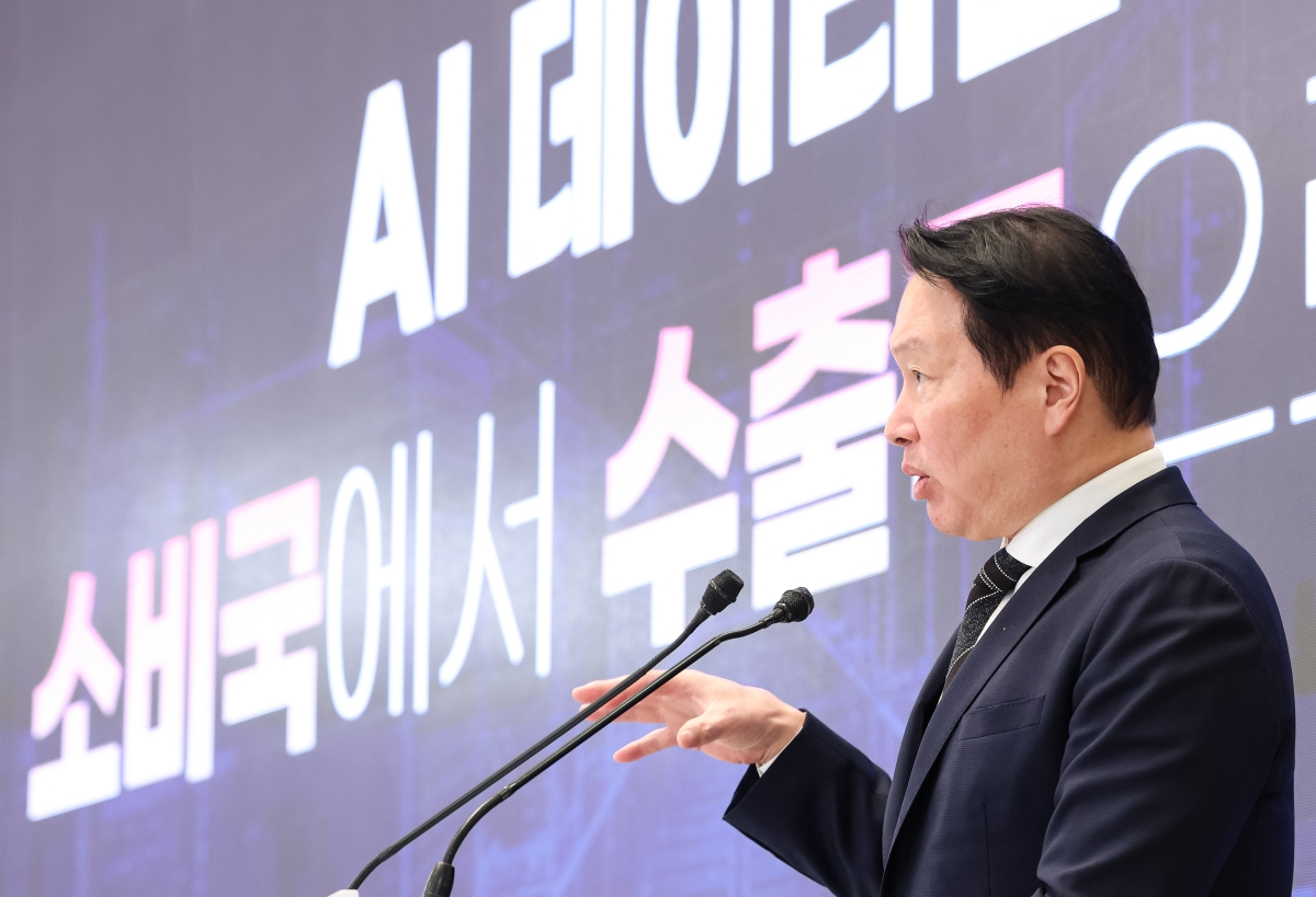 최태원 SK그룹 회장이 29일 청와대에서 이재명 대통령 주재로 열린 3대 메가프로젝트 국민보고회에서 투자계획을 발표하고 있다.  연합뉴스