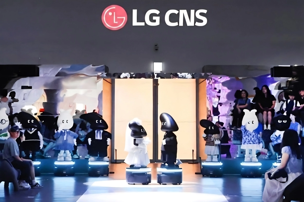 LG CNS 전시장을 찾은 관람객들이 AGV로봇의 런웨이 퍼포먼스를 관람하고 있다. LG CNS 제공