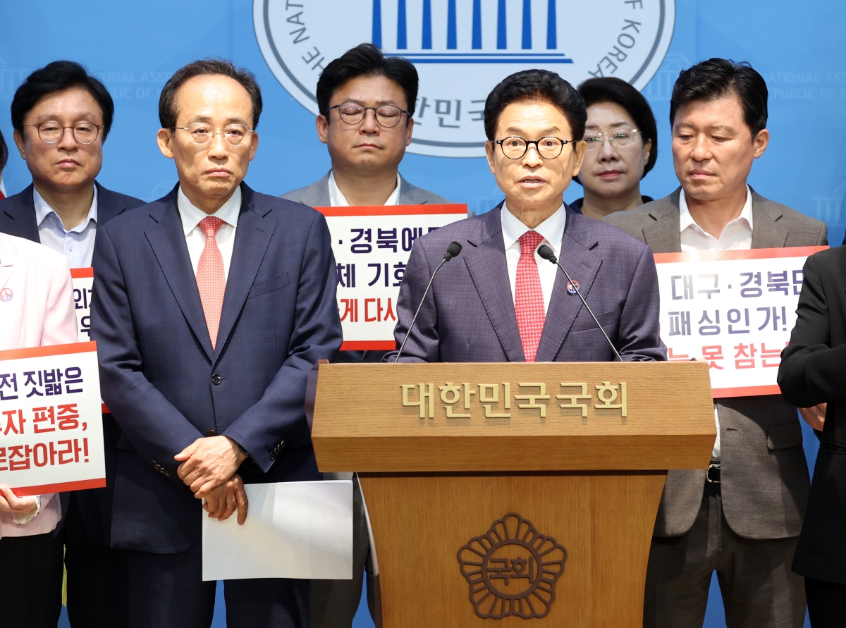 경북도와 대구시가 29일 국회에서 개최한 긴급 기자회견. 앞줄 왼쪽부터 추경호 대구시장 당선인, 이철우 경북지사. 경북도 제공